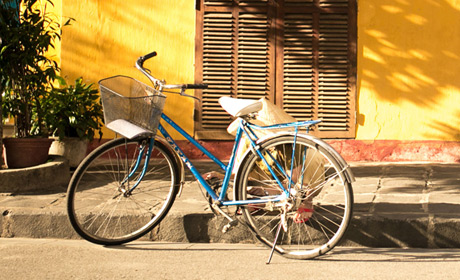imagem de uma bicicleta antiga, porem nova